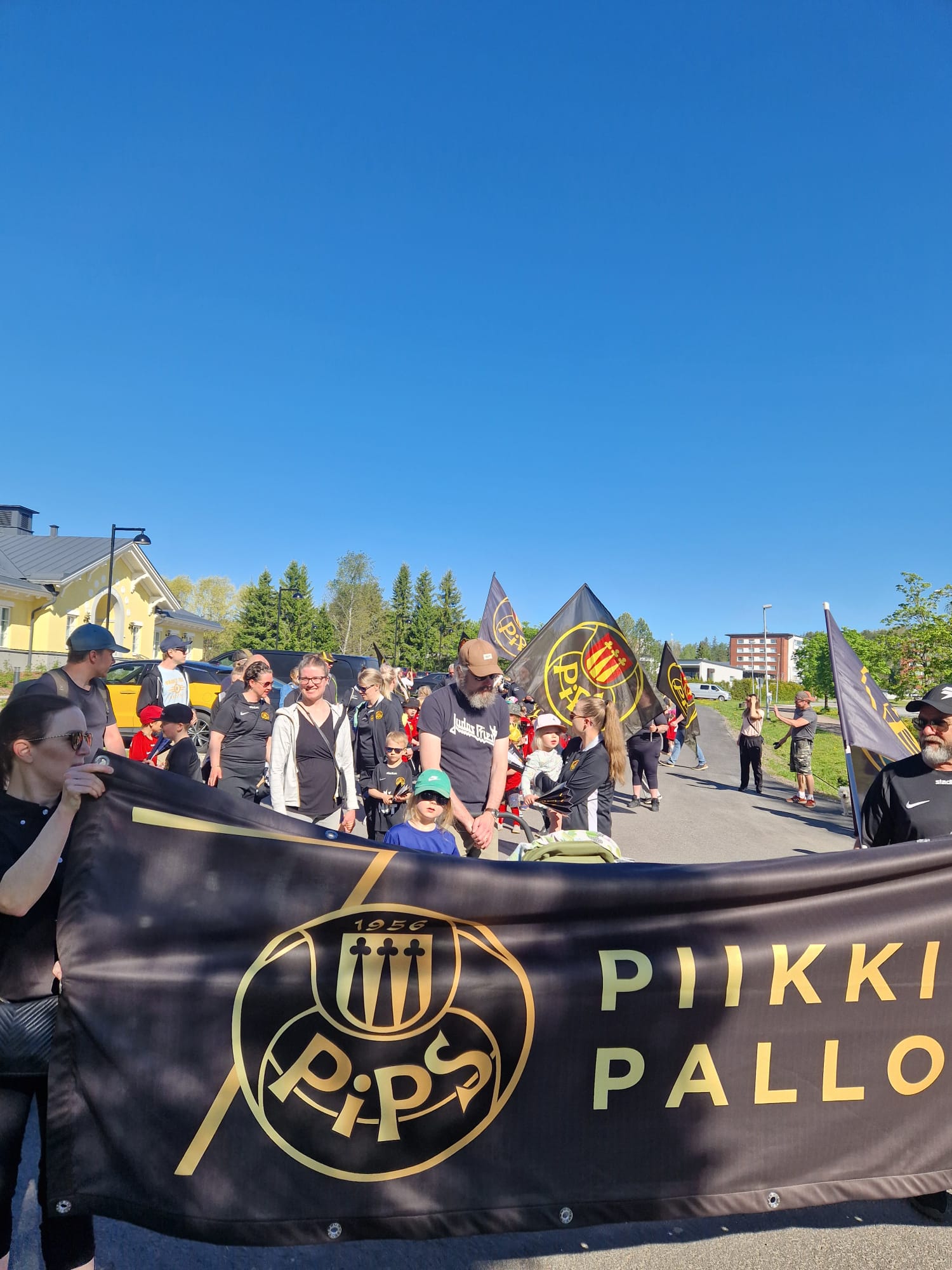 Koko futisperhe koolle kauden päätökseen!